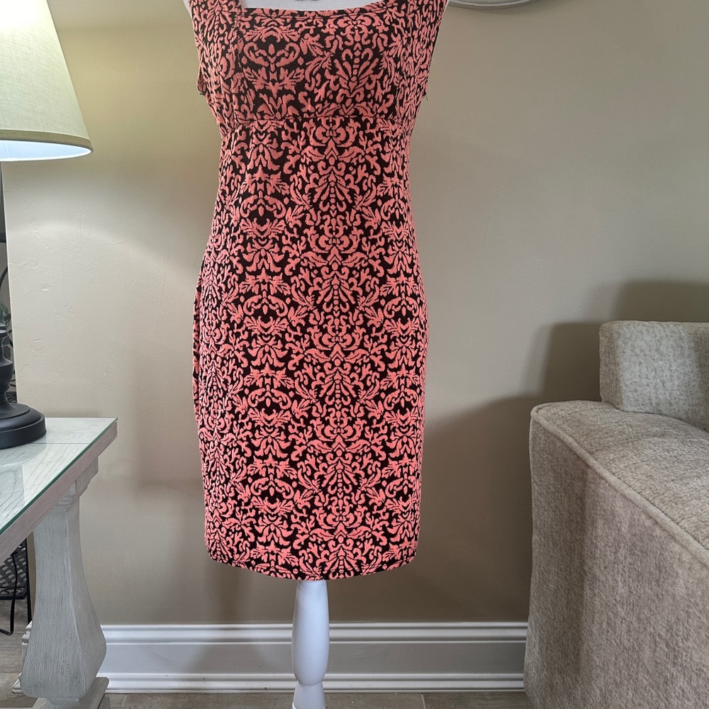 Comfortable and cute Spring/Summer dress! Love the neckline and back!